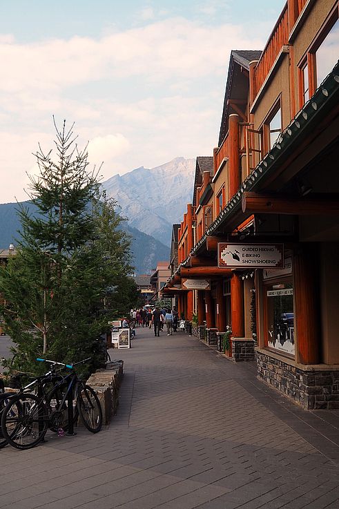 Vue sur le mont Cascade depuis Caribou Street dans le centre-ville de Banff.