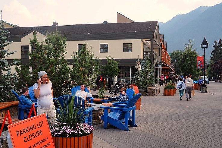 Chaises Adirondack et foyer extérieur sur Bear Street dans le centre-ville de Banff.