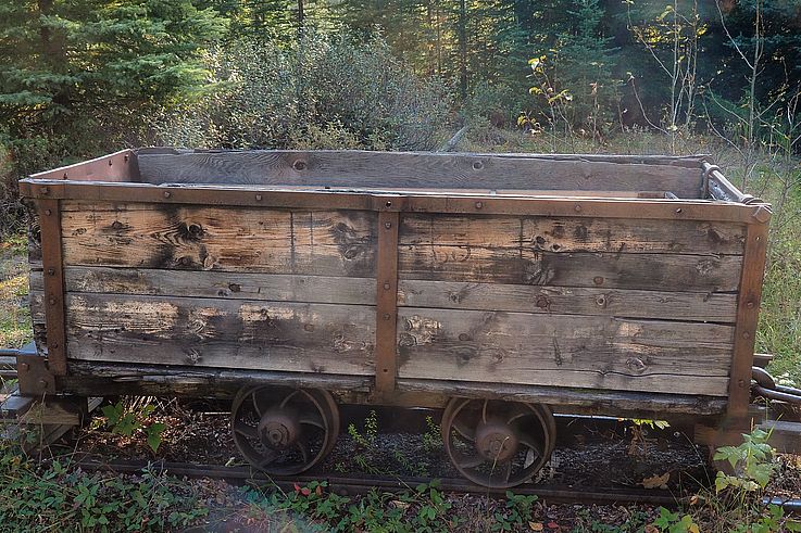 Wagonnet de mine historique sur les rails du site de Bankhead à Banff.