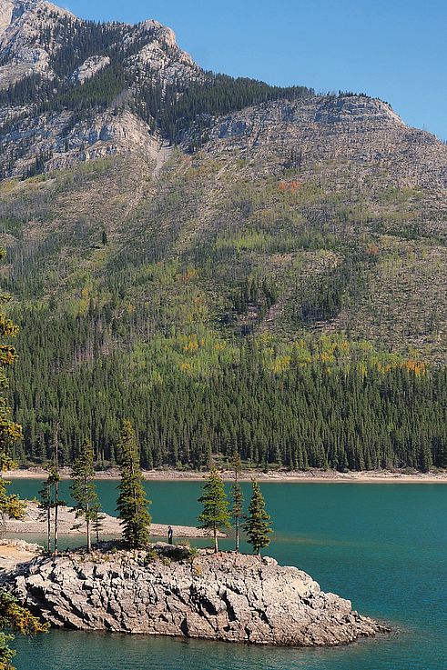 Le lac Minnewanka et la chaîne de montagnes Fairholme à Banff.