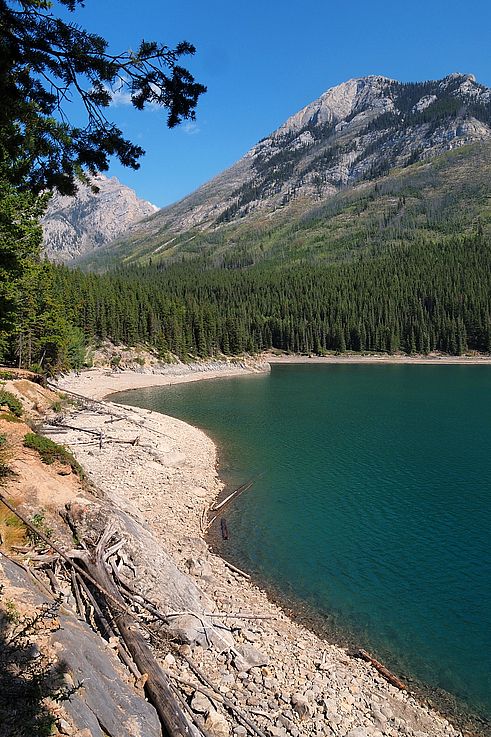 Lac Minnewanka et montagnes dans le parc national Banff.