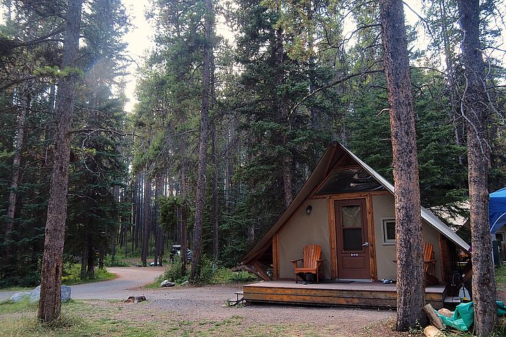 Hébergement de type oTENTik au terrain de camping Two Jack Lakeside, parc national Banff.