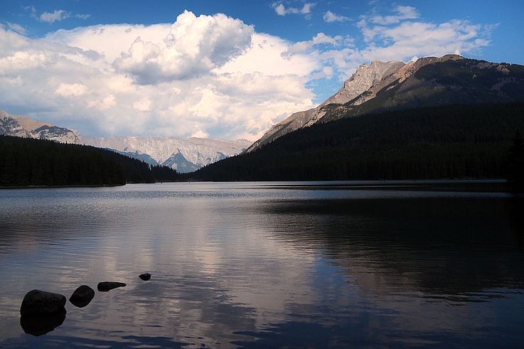 Lac Two Jack et mont Rundle dans le parc national de Banff.