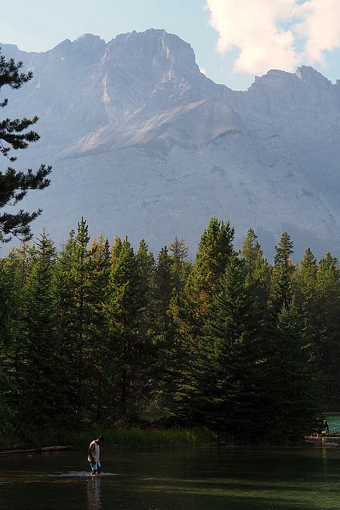 Forêt de conifères au bord du lac Two Jack, avec le mont Rundle en arrière-plan à Banff.