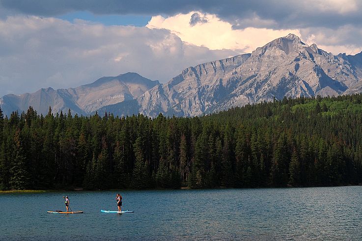 Pratique du paddle sur le lac Two Jack devant le mont Rundle, dans le parc national de Banff.