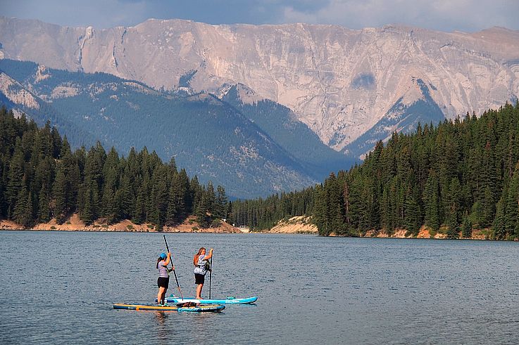 Pratique du paddle sur le lac Two Jack dans le parc national Banff.