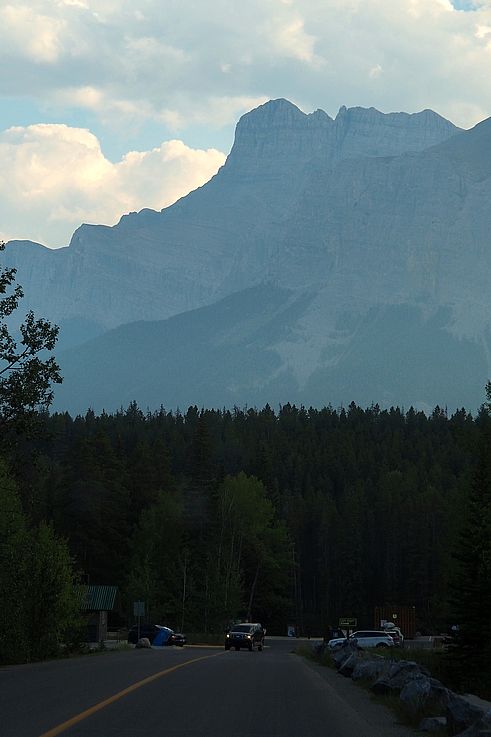 Cascade Mountain vue depuis une route du parc national de Banff.