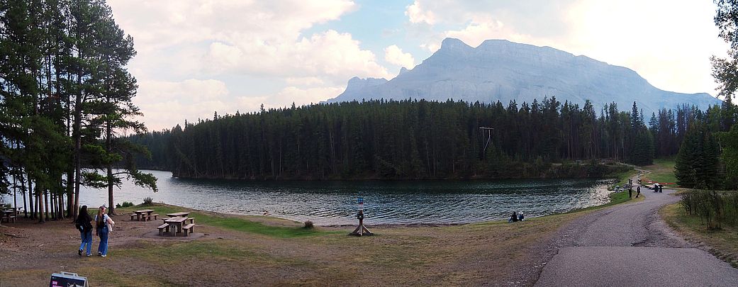 Le mont Rundle surplombant le lac Johnson dans le parc national Banff.