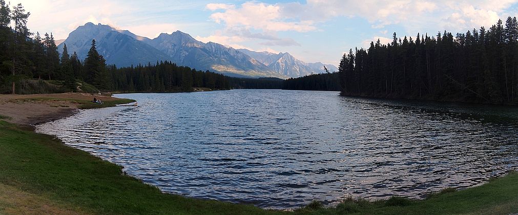 Lac Johnson et sommets des Rocheuses dans le parc national Banff.