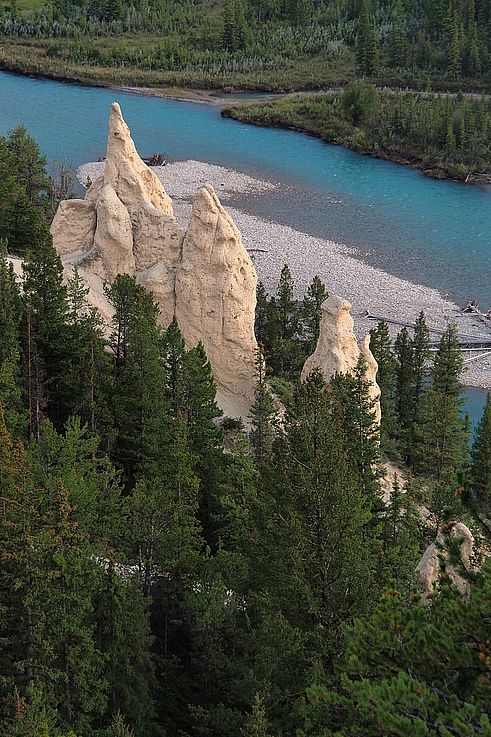 Formations géologiques des Hoodoos et cours de la rivière Bow à Banff.