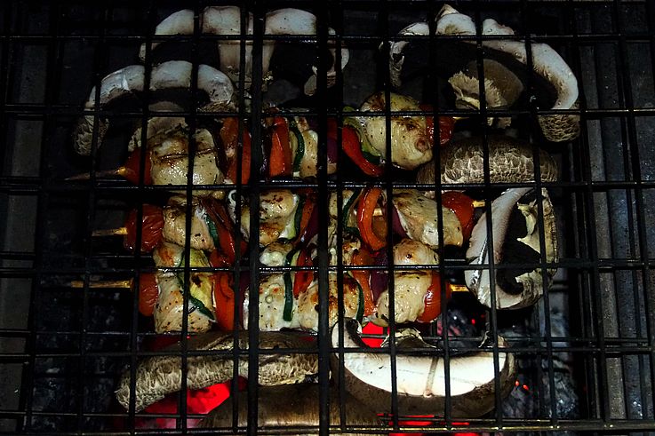 Grillades de brochettes et champignons au camping Tunnel Mountain.