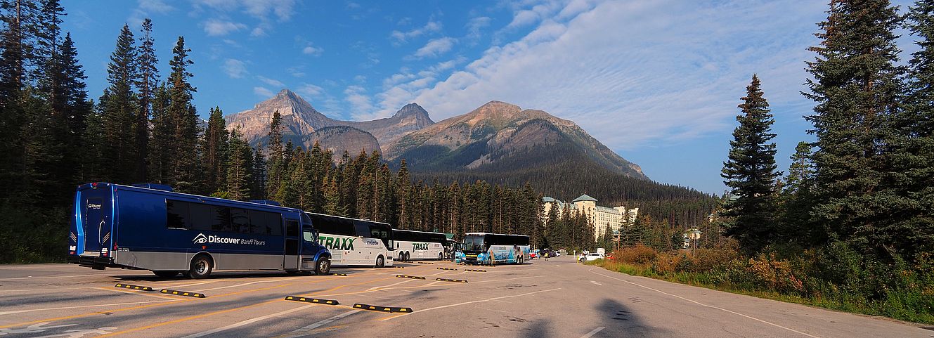 Autocars stationnés au parking du Fairmont Château Lake Louise, dans le parc national de Banff.