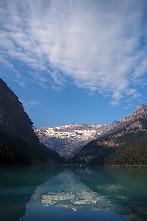 Lac Louise et glacier du mont Victoria dans le parc national Banff.