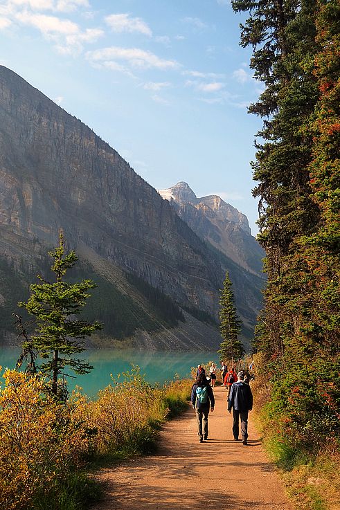 Randonneurs sur le sentier Plain of Six Glaciers, près du lac Louise.