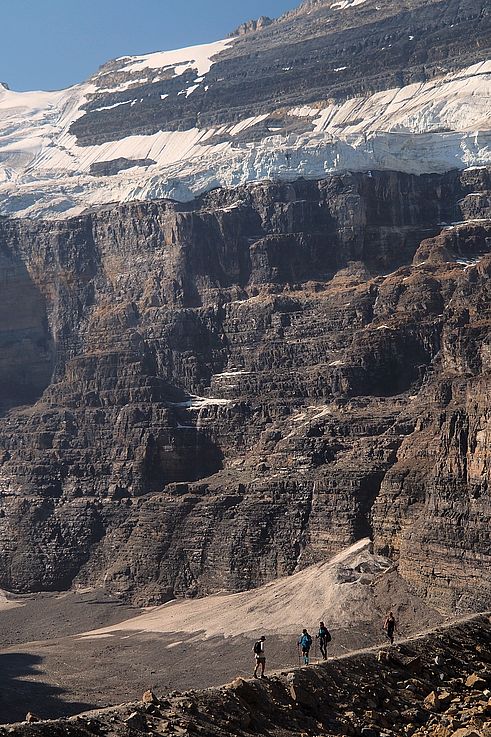 Randonneurs sur le sentier de Plain of Six Glaciers dans le parc national de Banff.