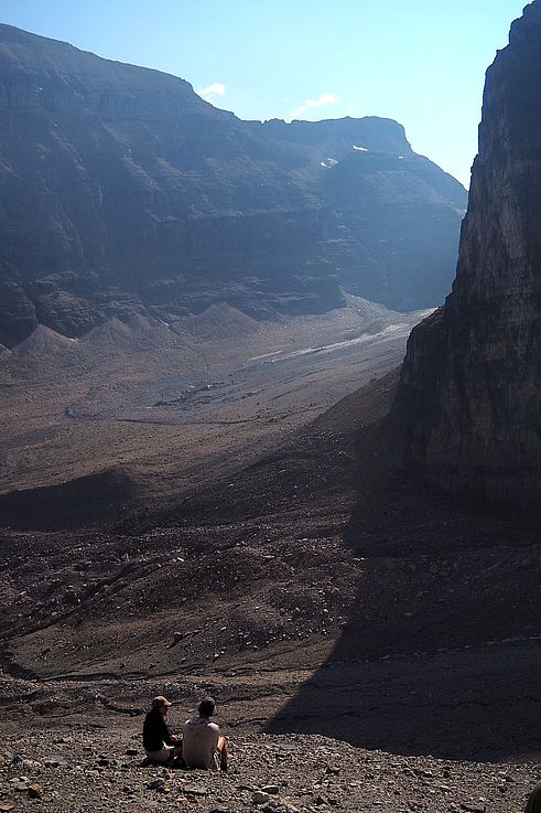 Randonneurs sur le sentier Plain of Six Glaciers, vallée glaciaire du parc national Banff.