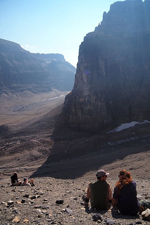 Randonneurs devant le glacier Victoria dans la plaine des Six Glaciers.