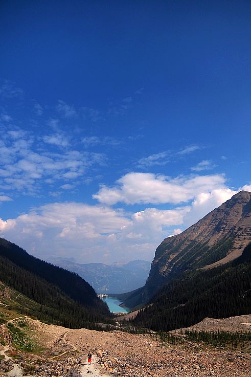 Vue sur le lac Louise et la vallée depuis le sentier de la Plaine des Six Glaciers.
