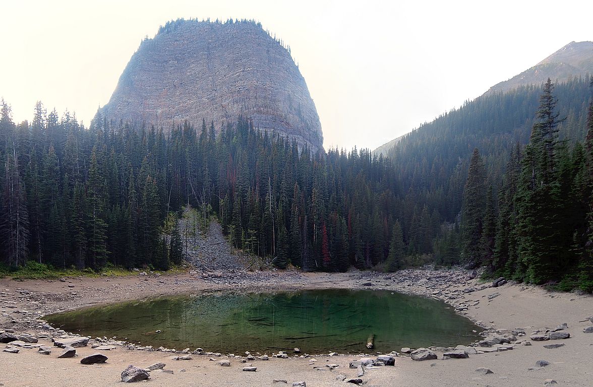 Vue sur le lac Agnes et la formation rocheuse de The Big Beehive depuis le sentier de randonnée de Lake Louise.