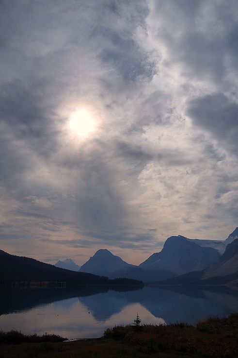 Reflet des montagnes sur le lac Bow dans le parc national Banff.