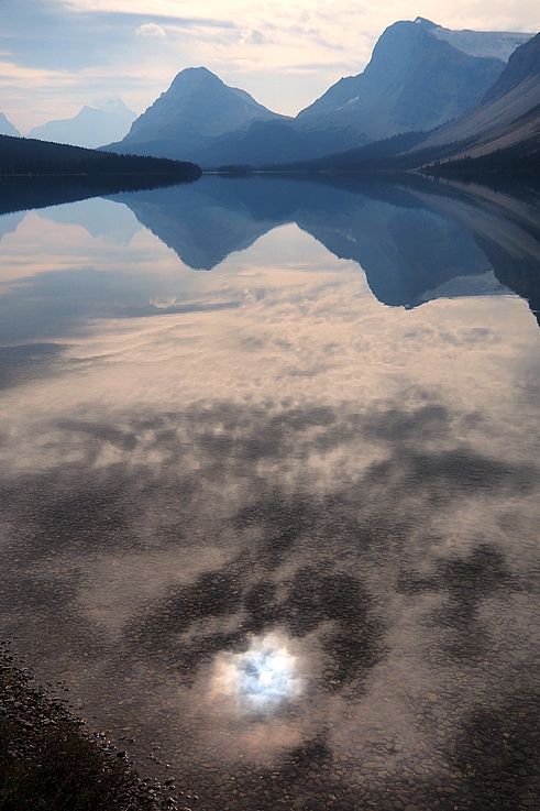 Reflet des montagnes dans les eaux du lac Bow au parc national Banff.