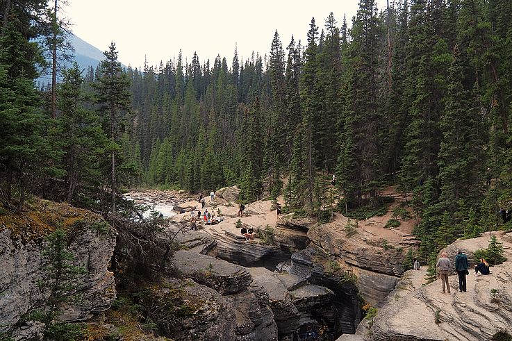 Touristes au Mistaya Canyon dans le parc national de Banff.
