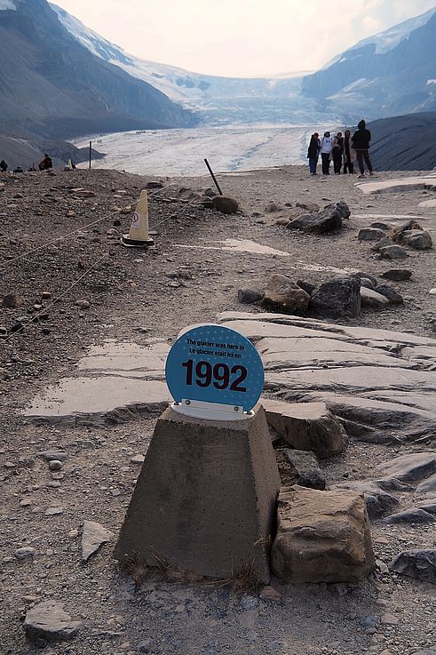 Borne de retrait glaciaire de 1992 au glacier Athabasca, parc national Jasper.