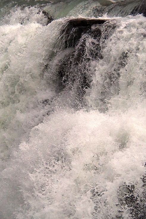 Gros plan sur une cascade d'eau vive dans le parc national Jasper.