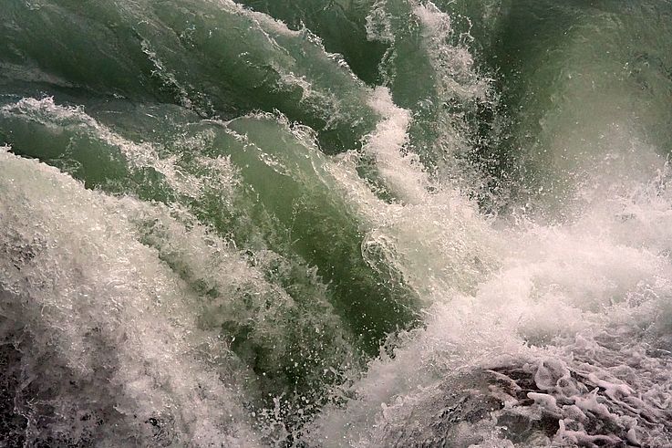 Rapides d'eau glaciaire dans le parc national Jasper.