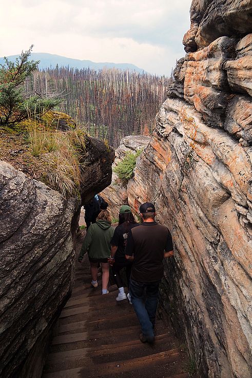 Randonneurs sur le sentier des Potholes dans le parc national Jasper.