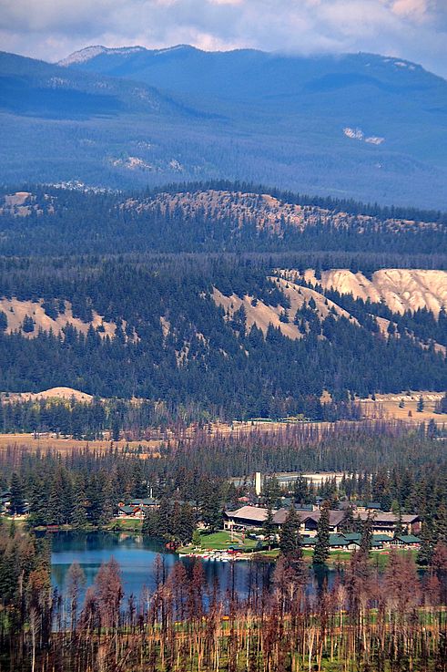 Lac Beauvert et le Fairmont Jasper Park Lodge dans le parc national Jasper.