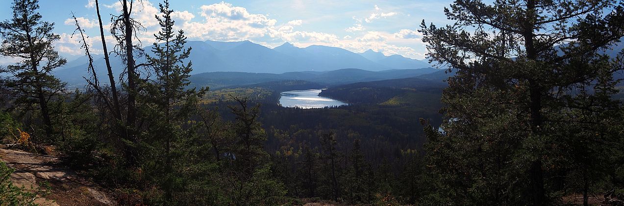 Vue du lac Pyramid depuis le belvédère dans le parc national Jasper.