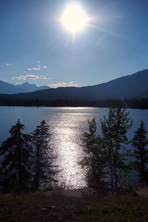Reflet du soleil sur le lac Pyramid dans le parc national Jasper.