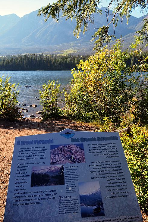 Panneau d'interprétation au bord du lac Pyramid avec vue sur le mont Pyramid, parc national Jasper.