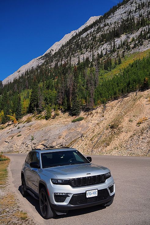 Jeep Grand Cherokee sur la route de Maligne Lake, dans le parc national Jasper.