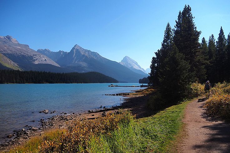 Sentier longeant le lac Maligne dans le parc national Jasper.
