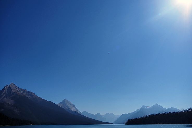 Montagnes surplombant le lac Maligne dans le parc national Jasper.