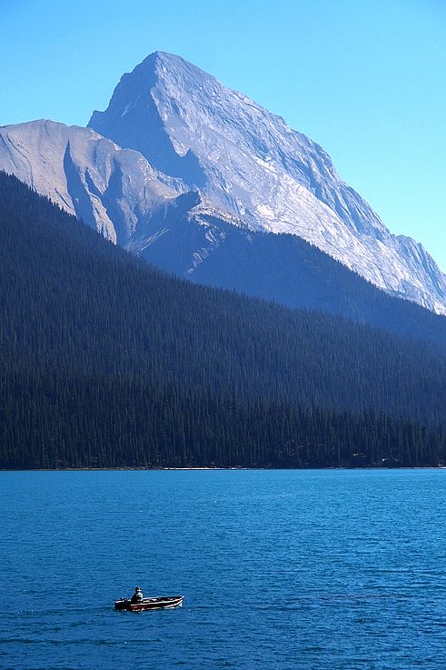 Pêcheur en barque sur le lac Maligne, parc national Jasper.