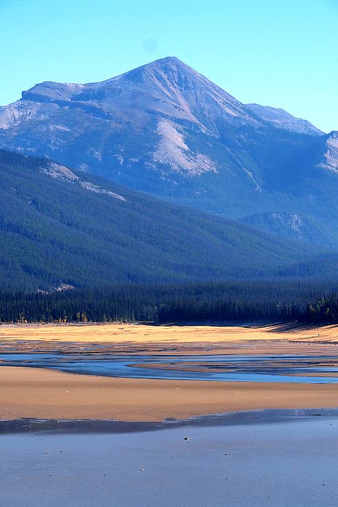 Signal Mountain dominant le Medicine Lake dans le parc national Jasper.