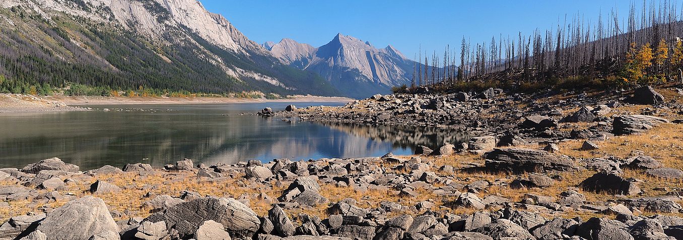 Lac Maligne et montagnes des Rocheuses dans le parc national Jasper.