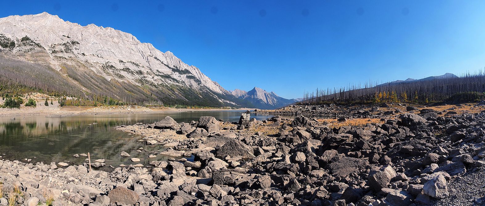 Lac Maligne et montagnes Rocheuses dans le parc national Jasper.