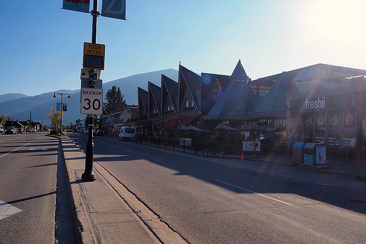 Rue commerçante de Jasper avec vue sur les montagnes.