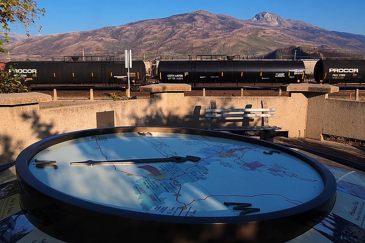 Table d'orientation et train de marchandises dans le parc national de Jasper.