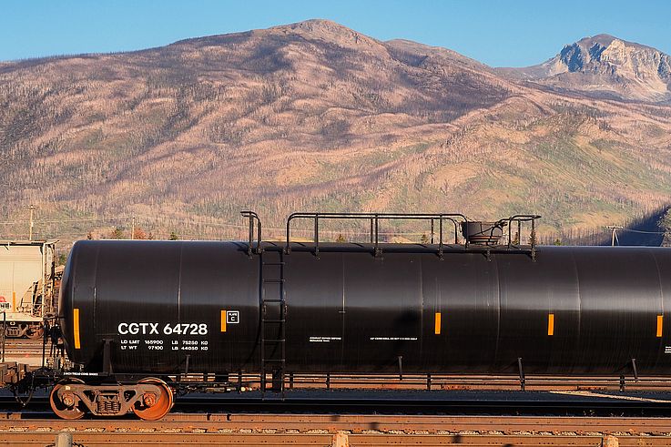 Train-citerne à Jasper face à une forêt brûlée par un incendie.