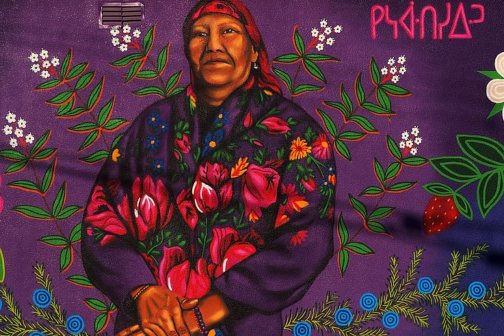 Murale représentant l'aînée autochtone Mary Jane Moses, œuvre de l'artiste Jerry Whitehead à Jasper.