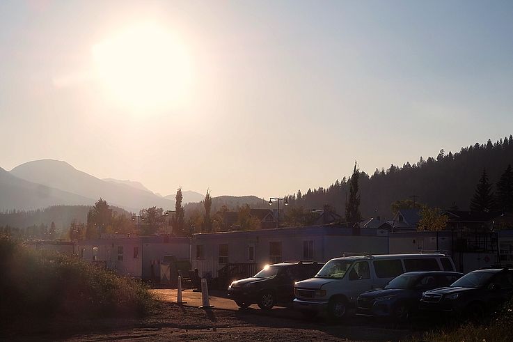 Lever de soleil brumeux sur un parking à Jasper.