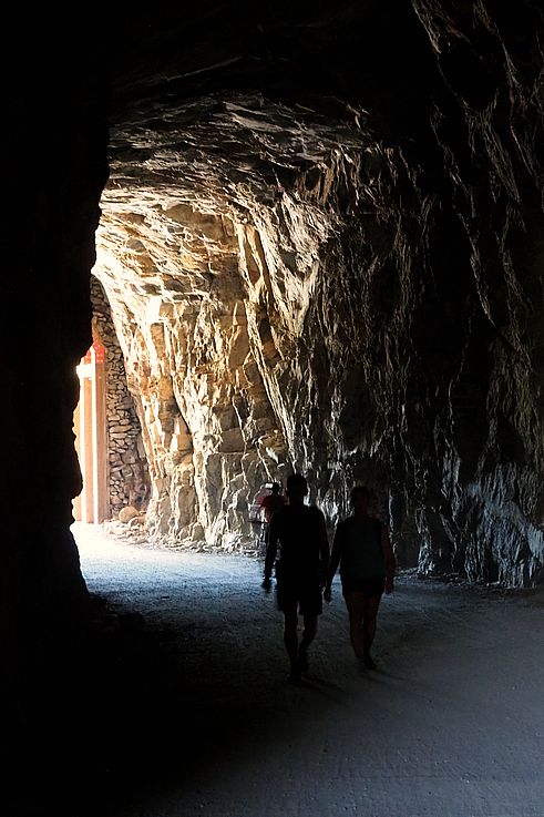 Personnes à l'intérieur d'un tunnel du Myra Canyon sur le sentier Kettle Valley Rail Trail.