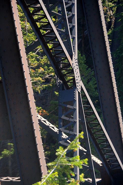 Structure en acier du chevalet n° 9 au Myra Canyon sur le tracé de la Kettle Valley Railway.