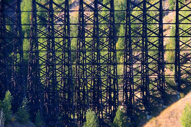 Structure en bois du septième chevalet (trestle) du Myra Canyon.