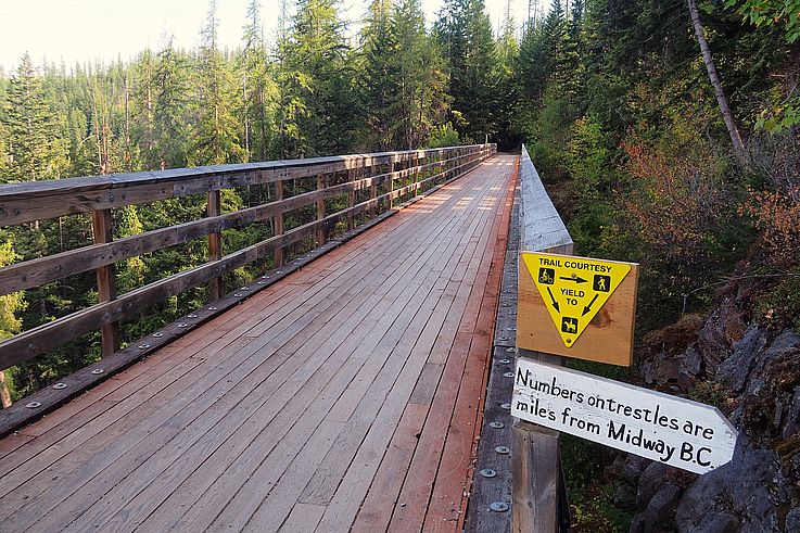 Panneau d'information sur un pont à chevalets du Kettle Valley Rail Trail.